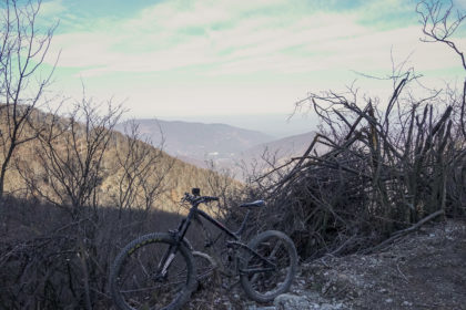 MTB vor Aussicht auf die Küste bei Finale Ligure